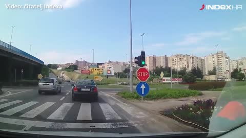 Prolazak kroz crveno i za dlaku izbjegnut sudar