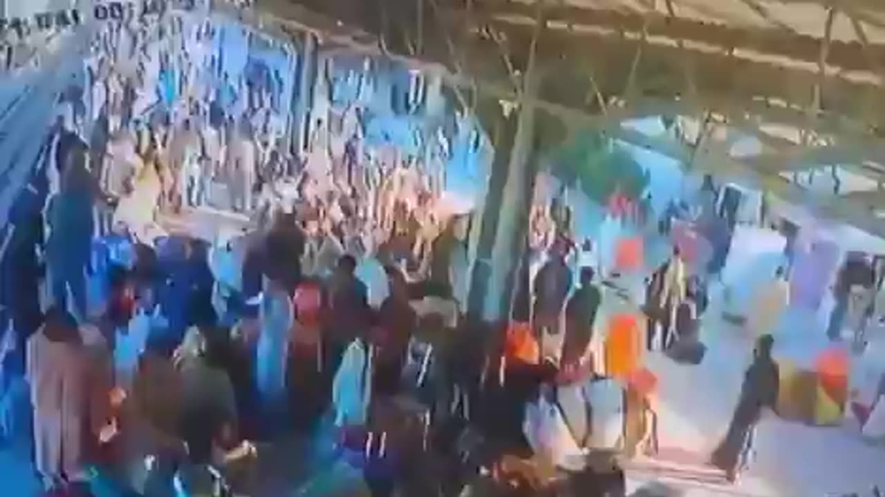 Terrible scenes of the moment of the terrorist suicide explosion in the railway station of Pakistan