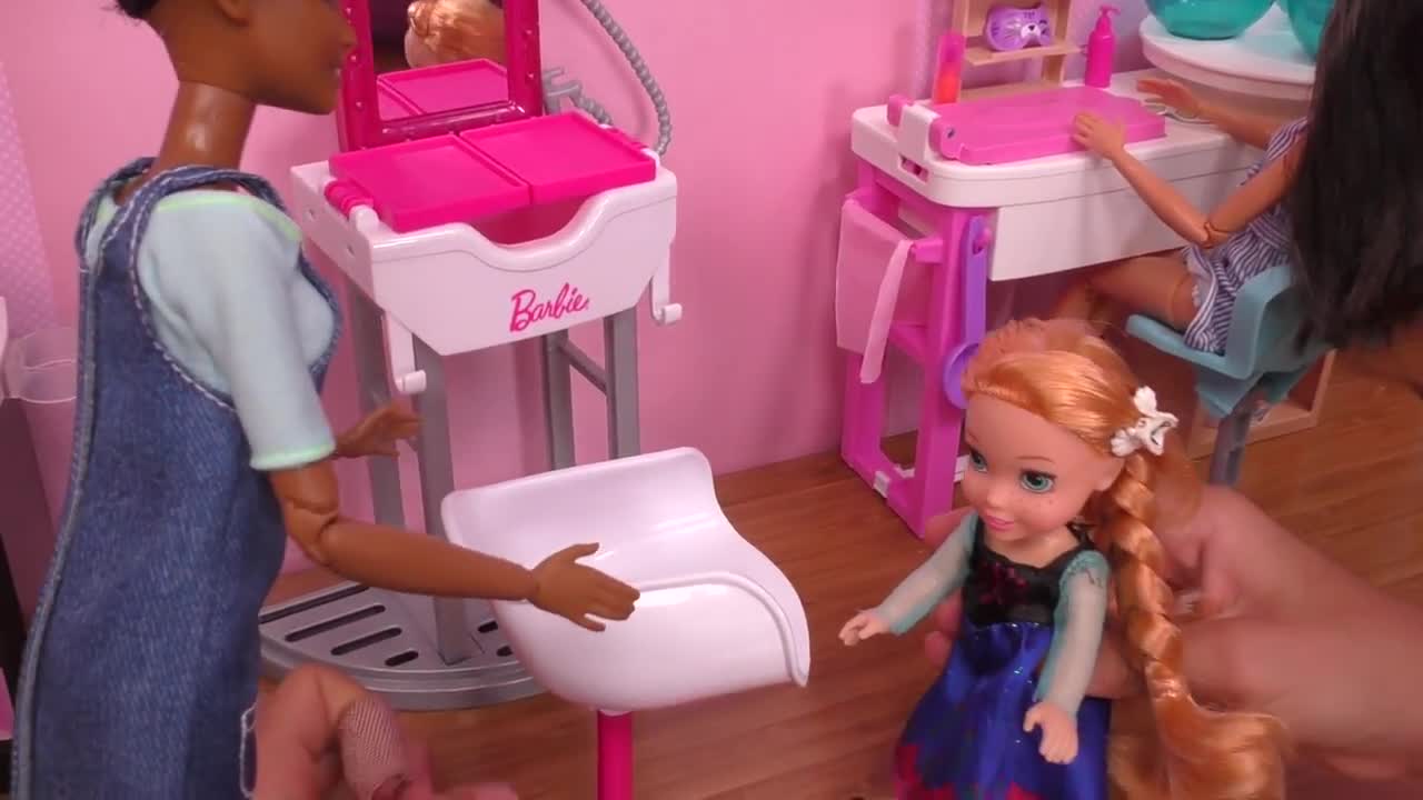 At the Salon ! Elsa and Anna toddlers - haircut - spa - massage - Barbie is the hairstylist - relax