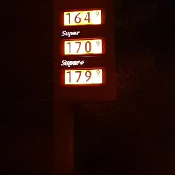 quanto pagano in Germania i carburanti? DOCUMENTARIO FINE ANNO 2023 AL CONFINE SVIZZERO-TEDESCO quindi a seconda del prezzo un confinante fa benzina in Svizzera o in Germania ovvio,la stessa cosa tra Svizzera e Italia vai dove costa meno a farla