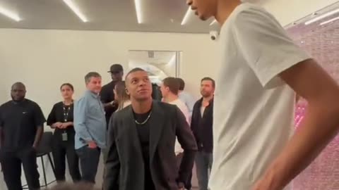 Mbappé is 5’10, Wemby is 7’5 😳 (via nbafrance/TW) #mbappe #wemby #basketball #NBA