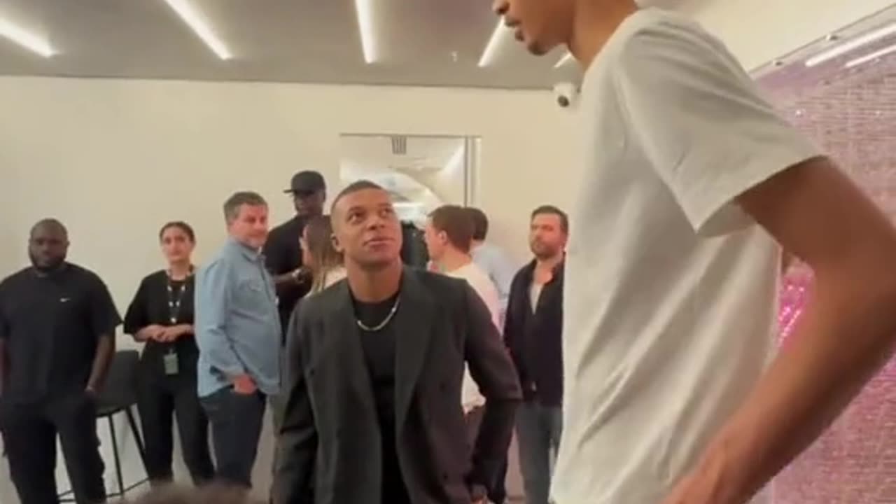 Mbappé is 5’10, Wemby is 7’5 😳 (via nbafrance/TW) #mbappe #wemby #basketball #NBA