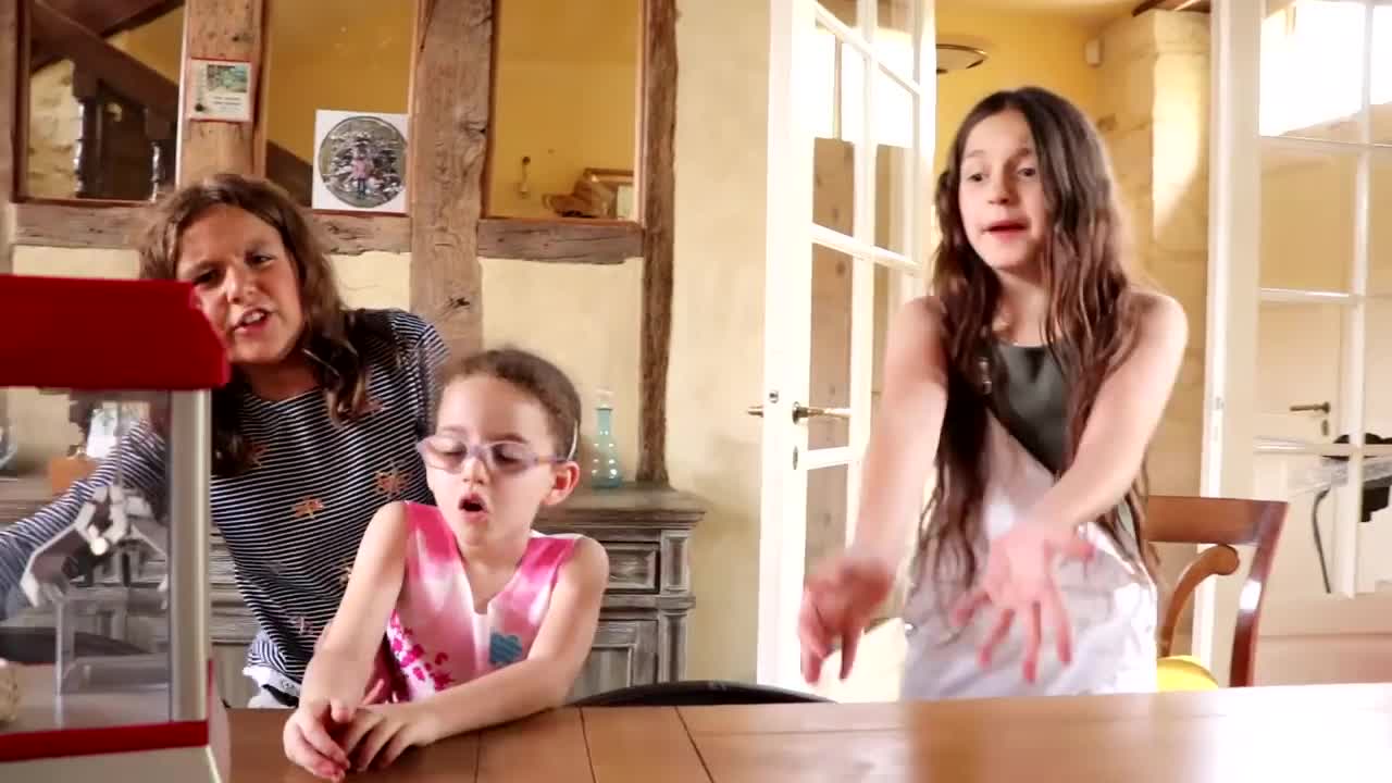 FAMILY PRANK STORY AVEC JUST KELYA ET MASSILYA & PAPA !