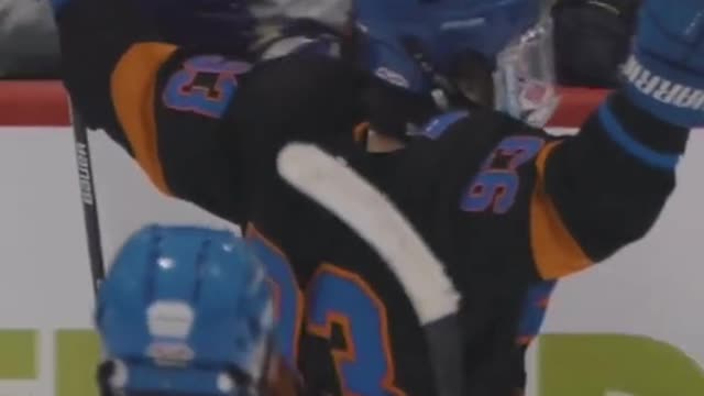 Right in front of the bench 🥶 (🎥 @tylorkendrick, IG@boisestatehockey, IG@justinnjones_)