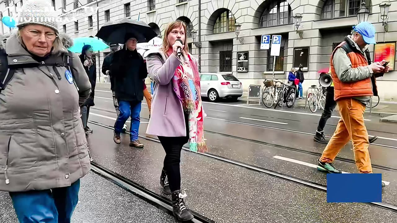 Top Megafon-Rede vs Grüne Waffenlobby im Reichenviertel Münchens - MachtFrieden-Demozug 8.4.23 (5)