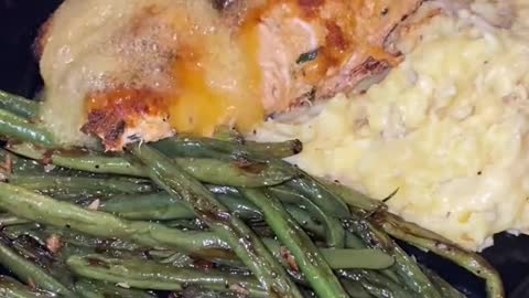 W crab topped salmon 🦀 + honey lemon butter sauce, green beans and mashed potatoes 🥔