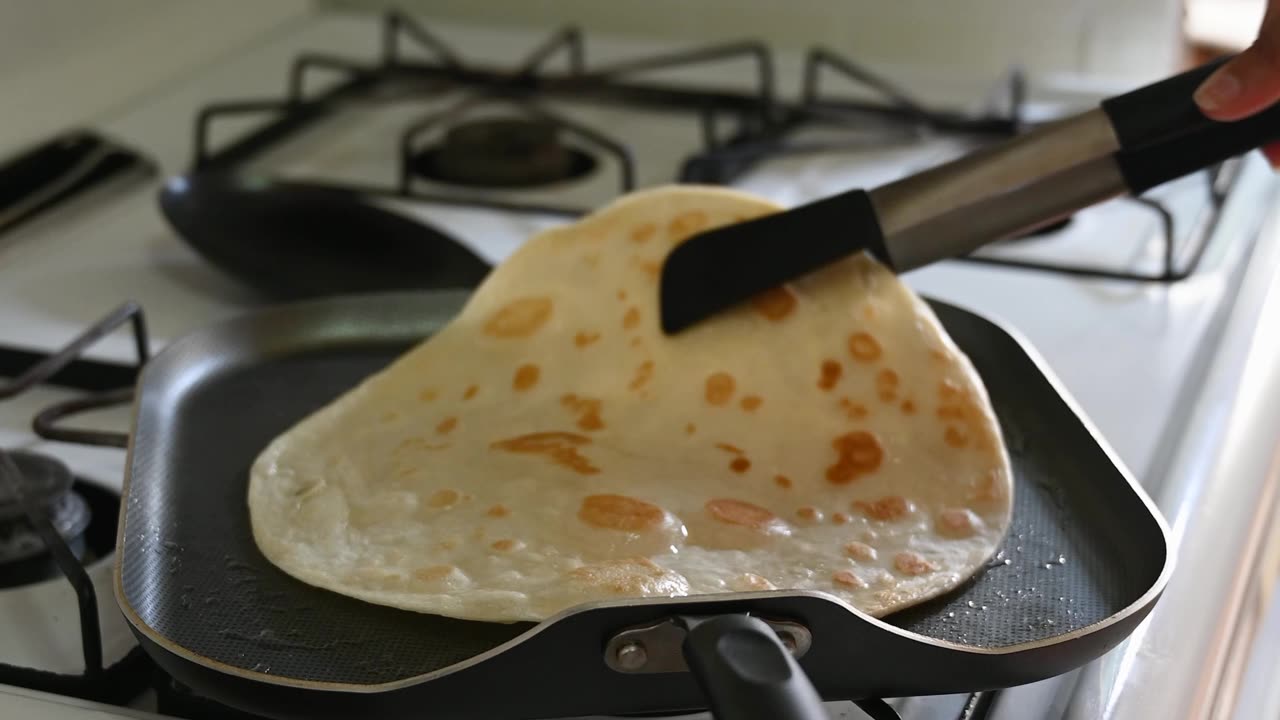 How to cook a delicious Italian piadina - 4K UHD