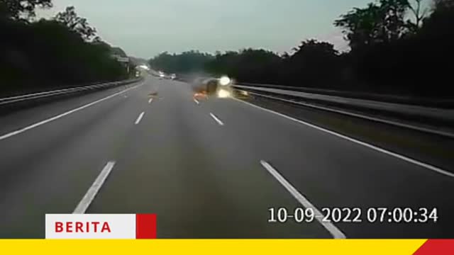 Semoga dipermudahkan urusan. Lokasi Kilometer 238 Lebuhraya PLUS hala selatan.