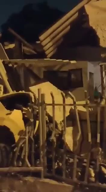 Taxi se estrella contra vivienda