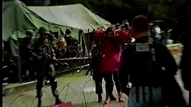 미래에 있을 NWO를 위해 민간인 체포 예행 연습 중.