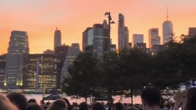 Watching the sunset and watching free movies under the Brooklyn Bridge