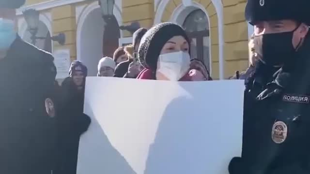 Russia-mordor. In Russia, a girl was detained simply for a white sheet of paper.