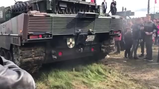 The Leopard tanks sent to Ukraine are old and not working well, here is a demonstration