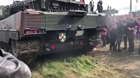 The Leopard tanks sent to Ukraine are old and not working well, here is a demonstration