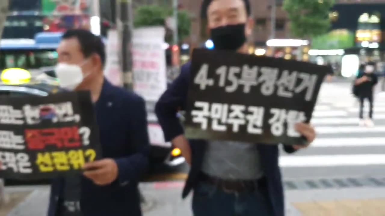 20200617_V3_S03(6WqDLlDxf5k)친구와 함께 강남역 블랙시위에 나오신 분에게 지나가는 시민이 화이팅!