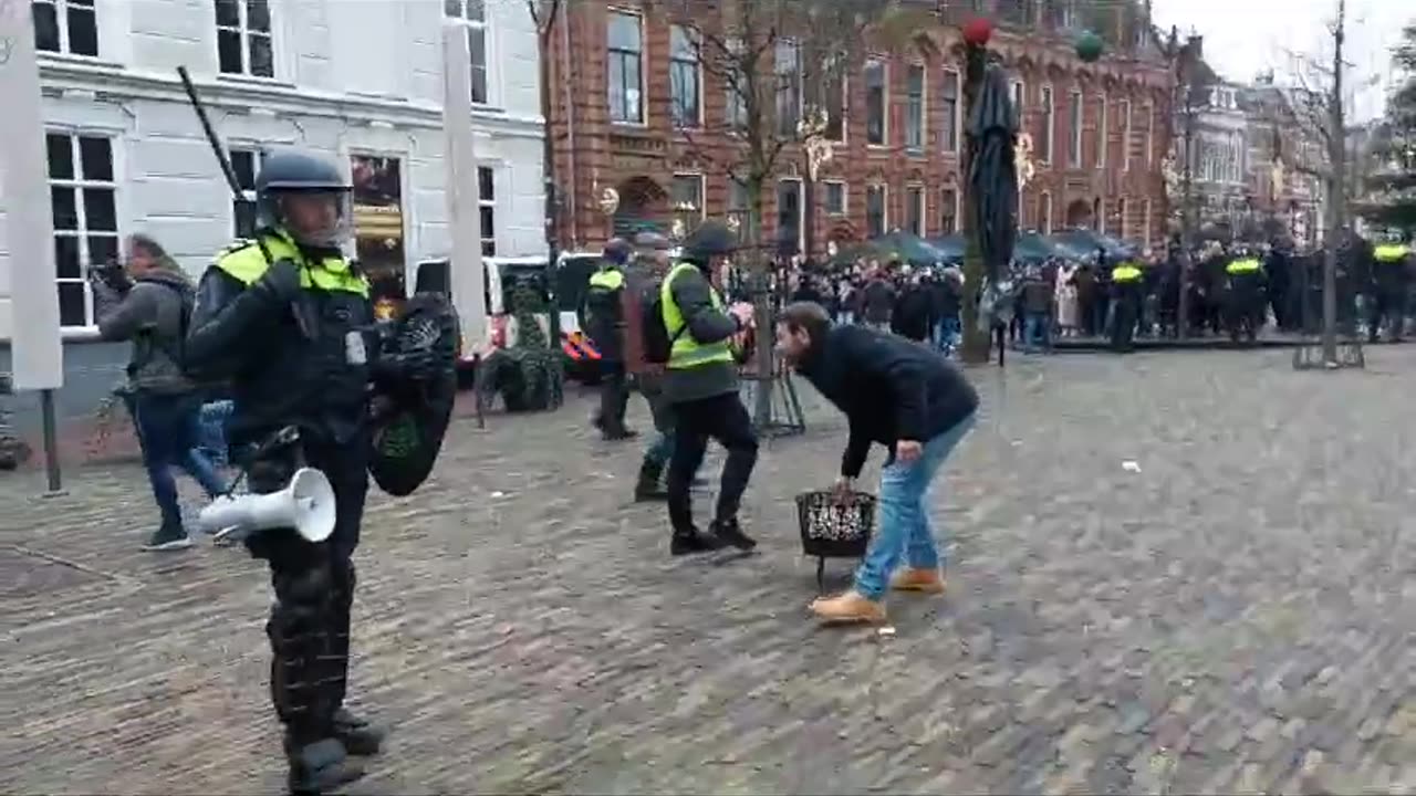 Escalation at Quran book burning in Arnhem, Netherlands