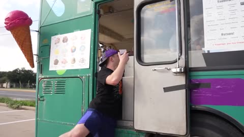 World's biggest ice cream bus