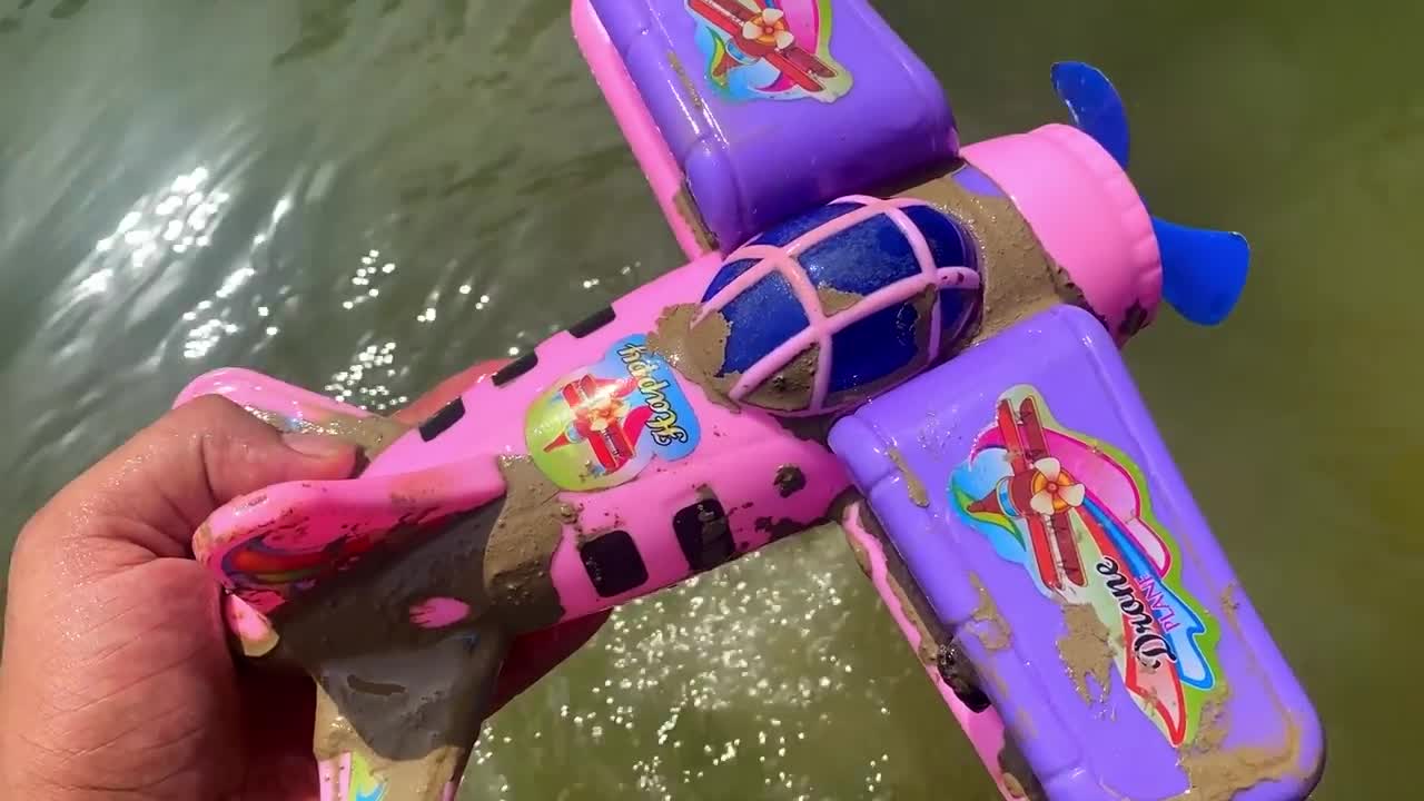 Drive the Muddy Toy Vehicle by hand and threw it into the water for cleaning