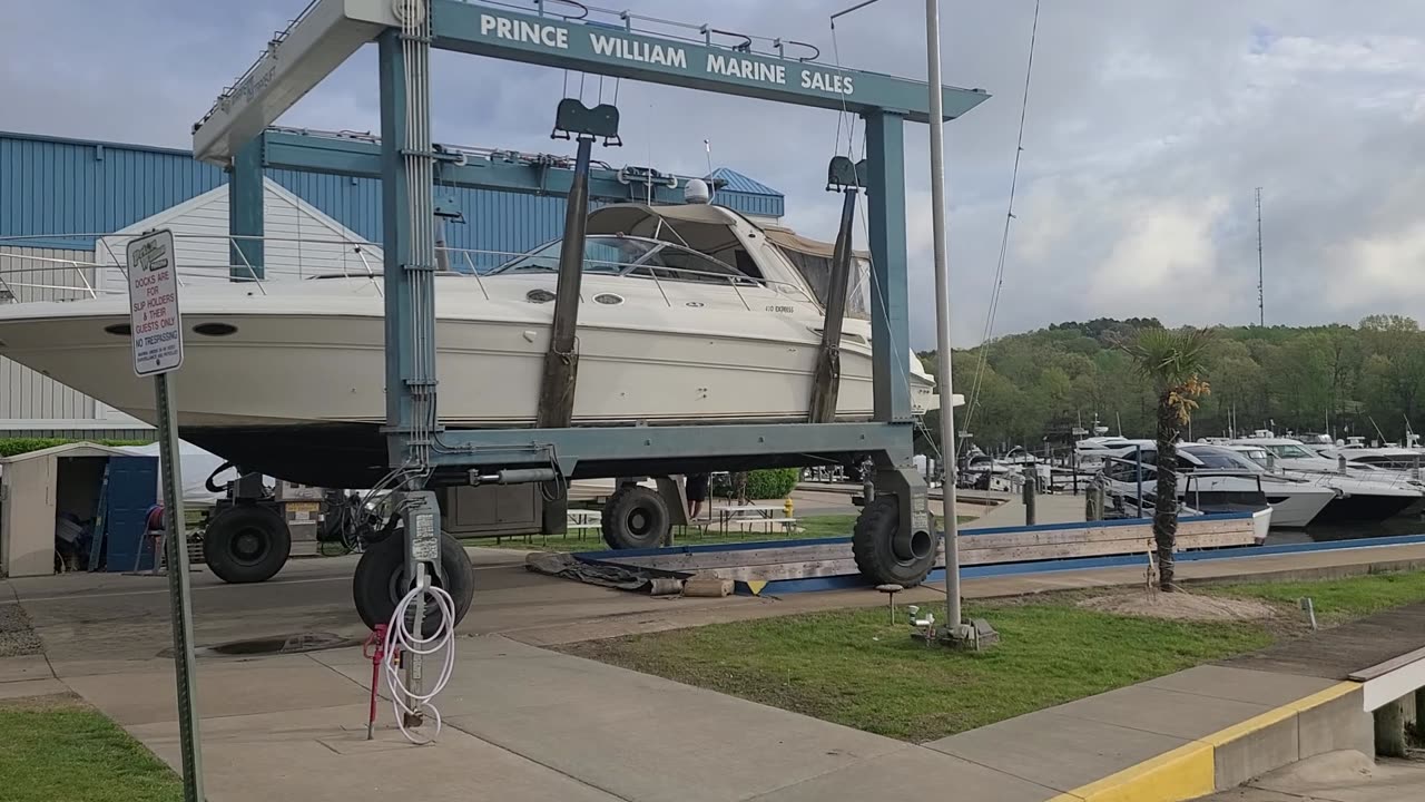 2000 Sea Ray 410 Express Cruiser dropping in for sea trial