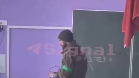 Ukrajinci ve Slavjansku si zřídili svoje pozice a sklad zbaní přímo ve školních třídách