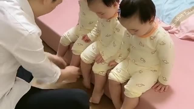 The bedtime process of triplets/ cute babies