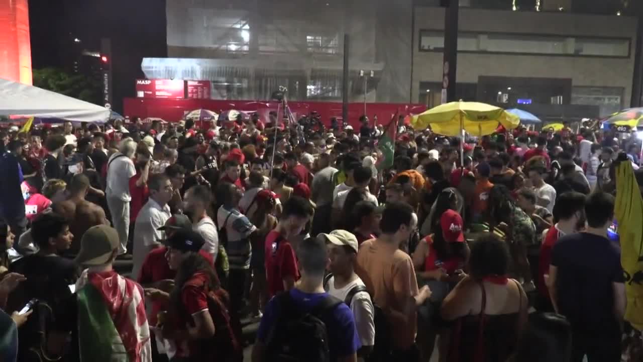 Brazil: supporters celebrate as Lula holds narrow leads | AFP