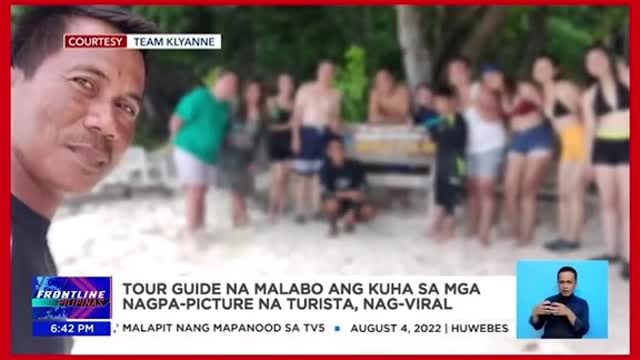 Tour guide na malabo ang kuha sa mga nagpapicture na turista, nagviral