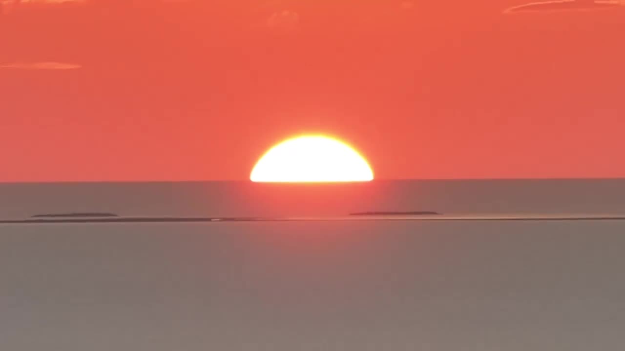 Video evidence of sun setting below curvature. Earth is NOT flat.