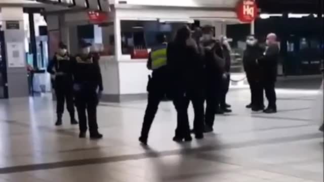 You may be able to remember this incident from last year, Aussie police throwing their weight around