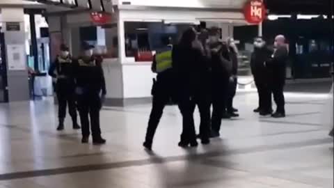 You may be able to remember this incident from last year, Aussie police throwing their weight around