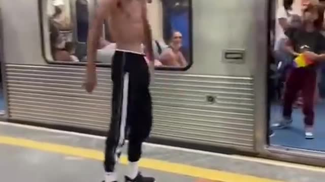 Parando o metrô de são pauloo