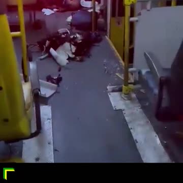 Criminosos atiram bomba caseira em ônibus no Rio e deixam 3 feridos na Avenida Brasil