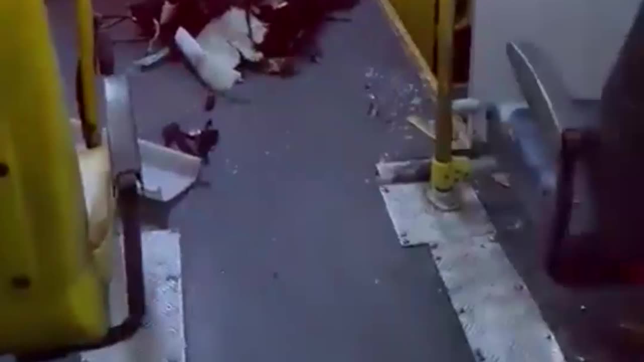 Criminosos atiram bomba caseira em ônibus no Rio e deixam 3 feridos na Avenida Brasil