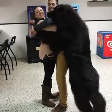 Terranova celoso se niega a que una pareja se abrace