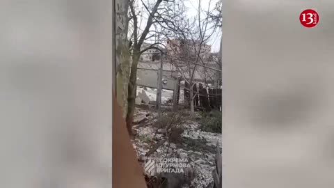 Russian sniper is trying to shoot us"- Ukrainian soldiers seen walking in the streets of Bakhmut