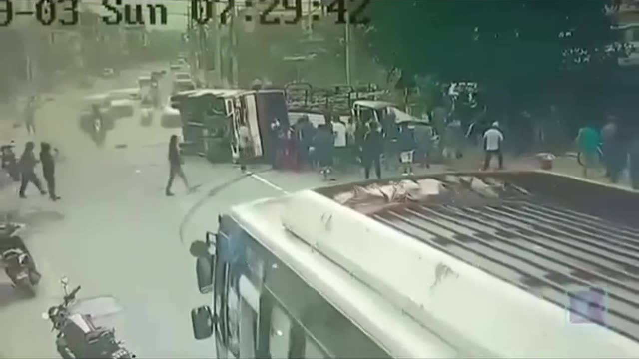 Danger bus accident 😭😭