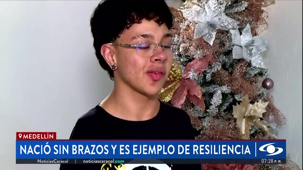 Joven nació sin brazos y, sin importar los obstáculos, aprendió a tocar el piano