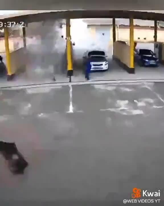 전기차 밧떼리 폭발로 엉뚱한 사람이 중상