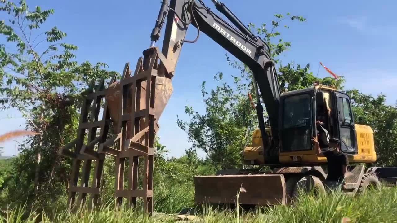 Incredible Skill Trailer Operator Bring Wheeled Excavator Clump To Mountain