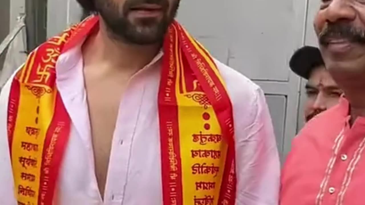 Kartik Aaryan Visits Siddhivinayak Temple to Seek Blessings #kartikaaryan