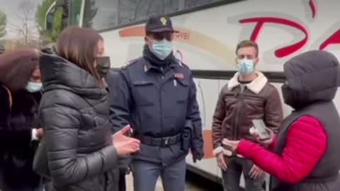 Pensioners removed from a coach in Italy for not having the correct "vaccine passport.