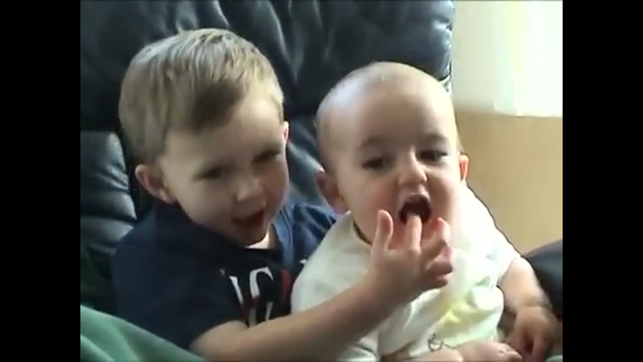 Charlie bit my finger! ORIGINAL