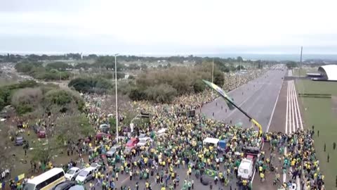 Bolsonaro pide a seguidores "desbloqueo" de carreteras pero apoya protestas