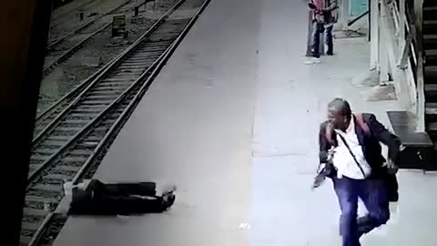 E frikshme, punëtorit të hekurudhës i bie kablloja e energjisë