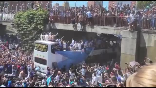 Argentina fan falls trying to jump on the Team's parade bus