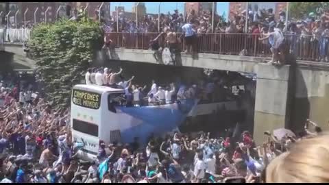 Argentina fan falls trying to jump on the Team's parade bus