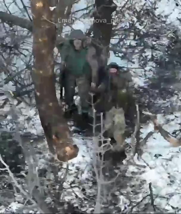 UAF drone filming Russian soldiers firing machine guns at it