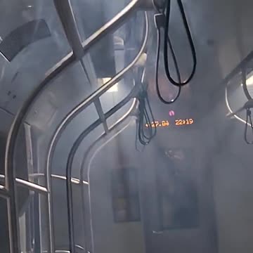 Trem em SP é atingido por raio e passageiros filmam fumaça em vagão