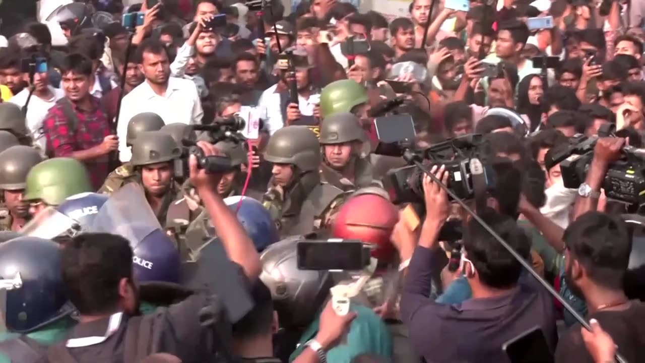 Chaos on Bangladeshi streets as rival college students clash