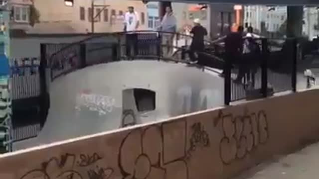 AWESOME SKATEBOARD TRICK! AMAZING!!!!